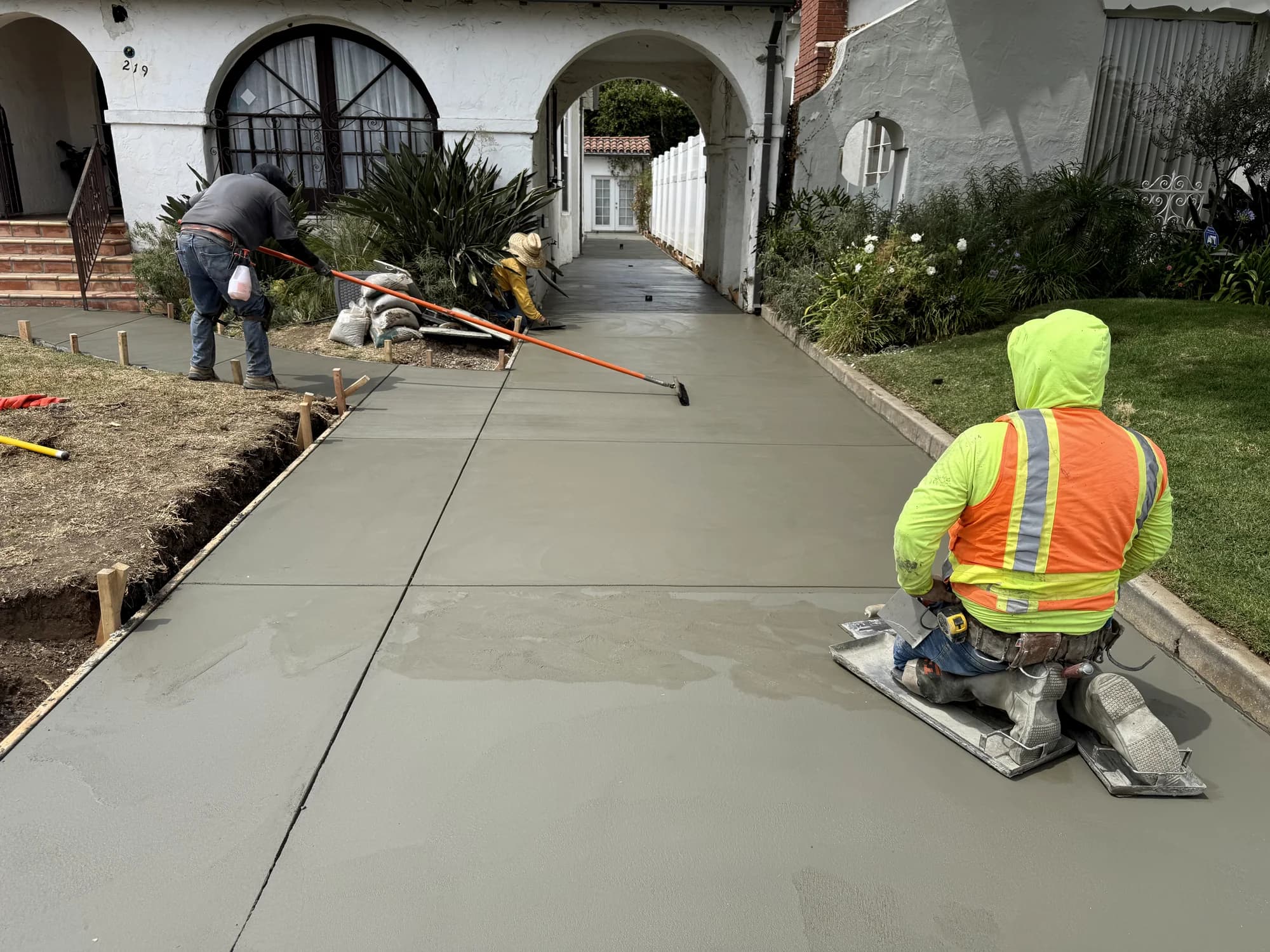 Power-floating the finished slab
